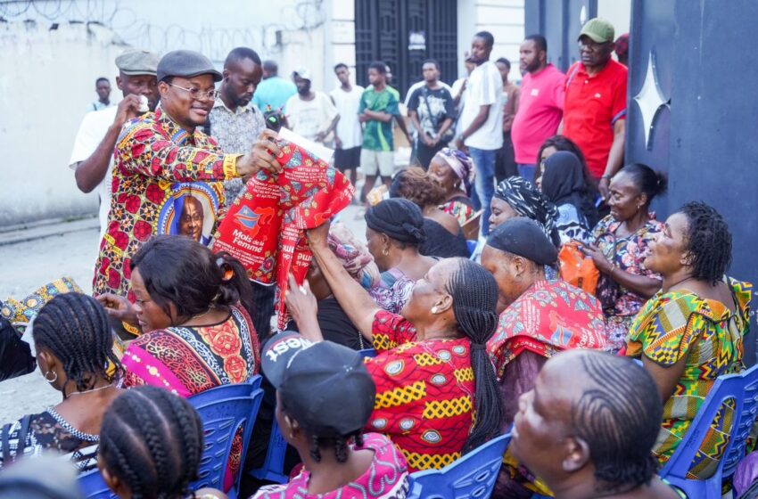  Elu de Bandalungwa: Jared Phanzu a partagé les pagnes commémoratifs du 8 Mars aux mamans de sa juridiction