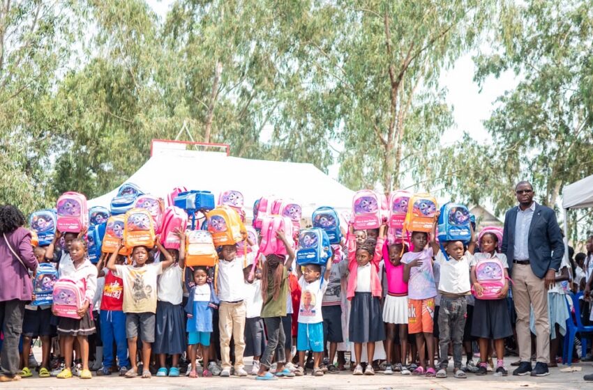 Don de l’Asbl Les Amis de Patrick Muyaya: 25 écoles de la FUNA dotées de 1.000 kits scolaires !