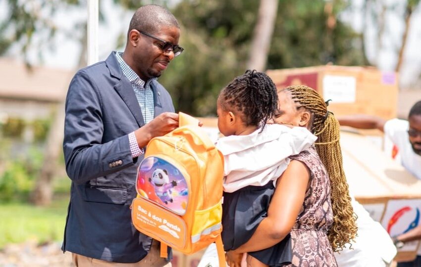 Funa : Les Amis de Patrick Muyaya offrent des kits scolaires aux élèves